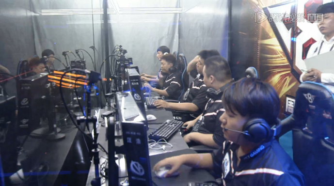 BLG赛后群访 教练：赛前研究对方的习惯 包括打野动线和英雄选择